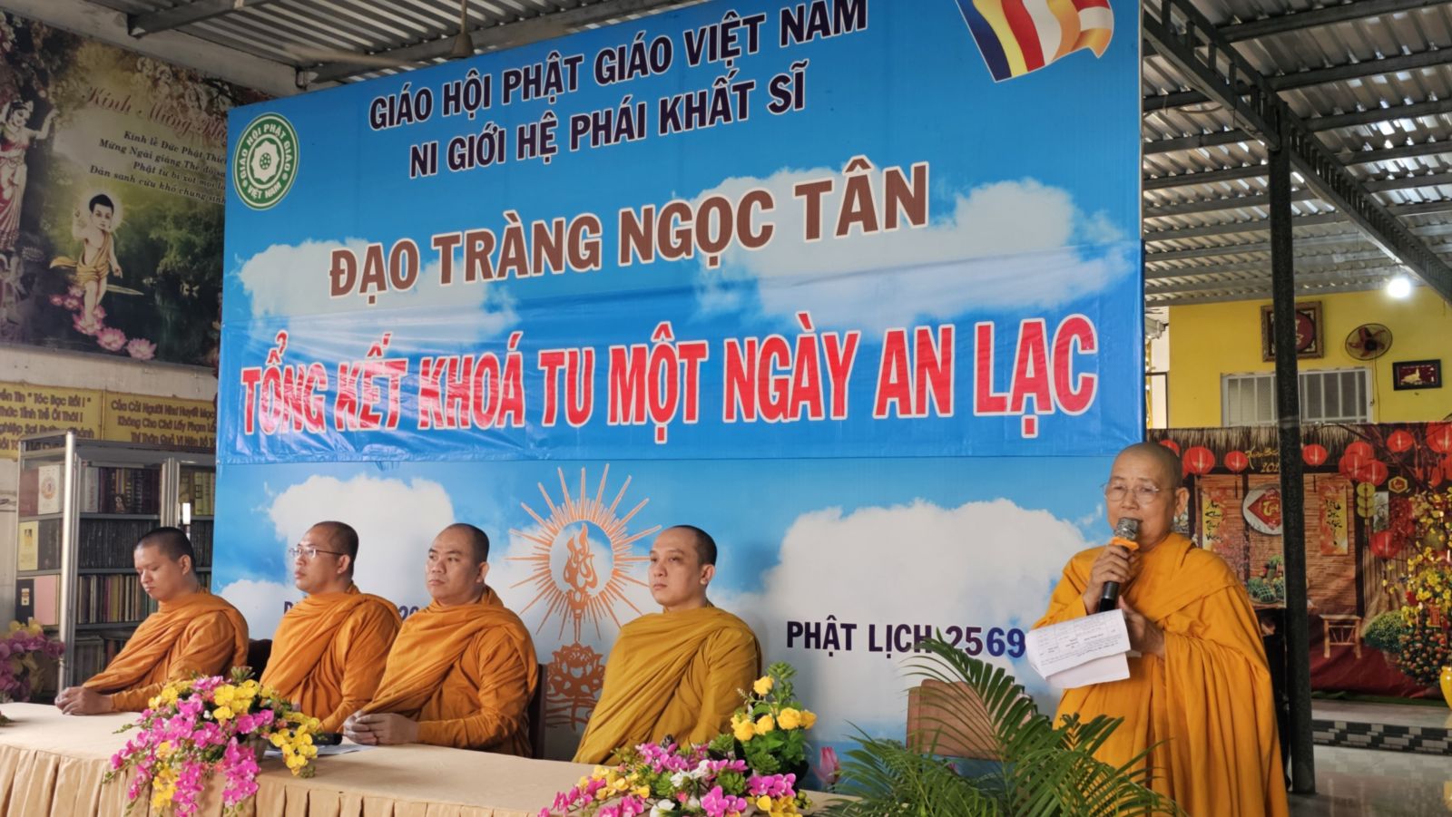 Sư cô Hương Liên báo cáo tổng kết Phật sự năm