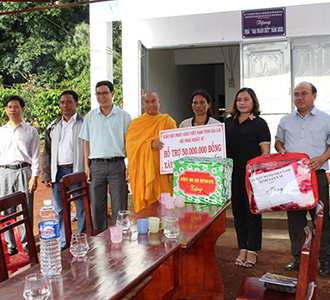 Gia Lai: Phật giáo Hệ phái Khất sĩ tỉnh trao tặng nhà Đại đoàn kết tại huyện Chư Prông