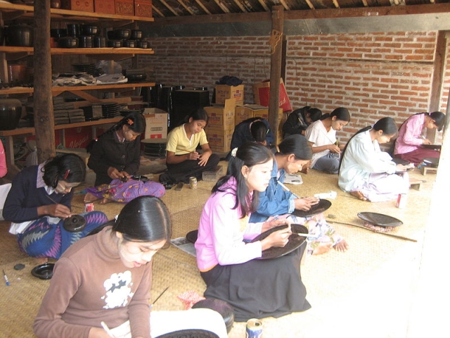 800px-Bagan-Lacquerware-Factory-Workers