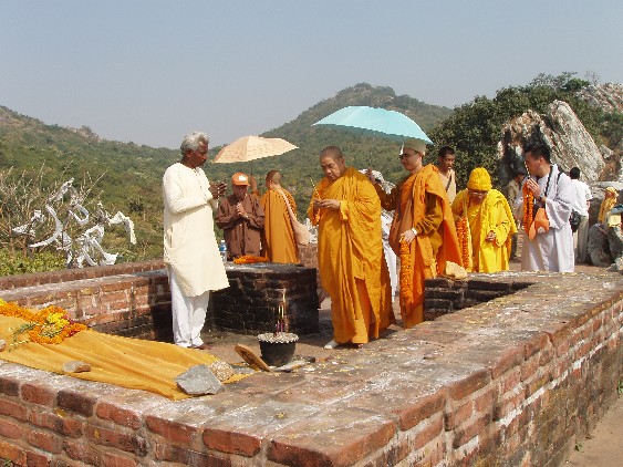 Phế tích nền hương thất của Đức Phật trên đỉnh núi Linh Thứu