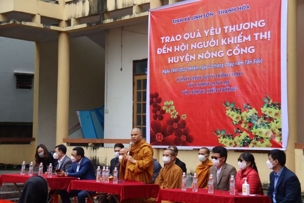 Tịnh xá Linh Sơn tặng quà Tết cho Hội Người mù huyện Nông Cống