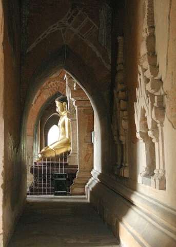 429px-Htilominlo-Bagan-Myanmar-23-Buddha-gje
